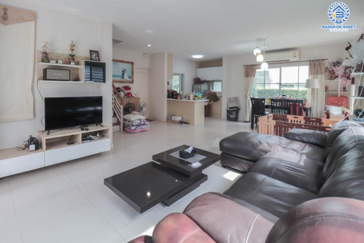 *****บ้านมือสองโซนนนทบุรี ม.มัณฑนา ปิ่นเกล้า-พระราม5 แบรนด์ดังจาก L&H สุดปัง ! บ้านหันทิศตะวันตกเฉียงใต้ บรรยากาศเงียบเป็นส่วนตัว หน้าบ้านไม่ชนใคร บนเนื้อที่ 61 ตร.ว. ฟังก์ชัน 3 ห้องนอน 3 ห้องน้ำ 2 ที่จอดรถ แถมฟรี !!  แอร์ 5 เครื่อง และ เครื่องทำน้ำอุ่น 2 เครื่อง Facilities ครบครัน! บนทำเลเดินทางสะดวก หน้าโครงการติดถนนนครอินทร์ ใกล้วงเวียนพระราม5 และจุดขึ้นทางด่วน "ศรีรัช"